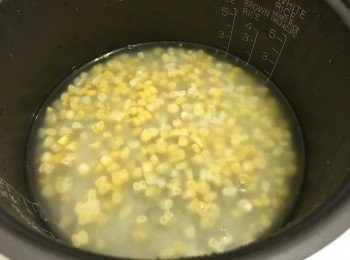 step5: 將米 藜麥及粟米混合同加入飯煲中 按飯煲指示"煲飯"