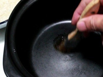 step3: 在鍋中塗上少許的熟油。
熟油的意思是有加熱過的油, 如炸食物餘下的油就是了。