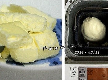 step4: (Panasonic SD-BMS105T Mode30 烏龍麵麵糰模式)

機器跑完第一次行程後，放進鮮奶油於容器中
再次設定麵包機為 Mode30 《烏龍麵麵糰模式》
讓它再跑一次 15分鐘 的行程

※ 加入鮮奶油後攪拌中會有噴溢情況，請記得加蓋預防。