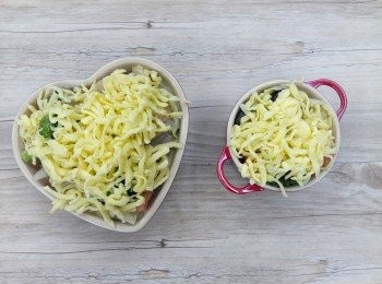 step2: 烤箱先預熱180度c... 準備兩個耐熱可進烤箱的容器或烤盅,先將熱米飯鋪底,再淋上奶油白醬濃湯,隨個人喜好撒上乳酪絲,送進烤箱以180度c烘烤約8分鐘,乳酪絲呈現金黃色即完成。