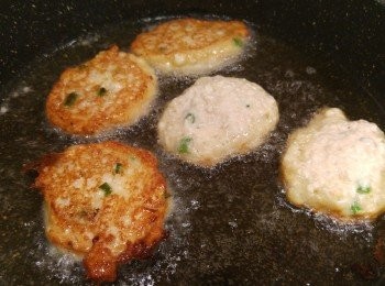 step2: 用一湯羹做一舊琵琶豆腐份量,用半煎炸方法炸豆腐。