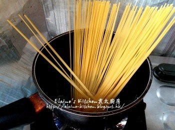 step8: 將意粉放入水中 , 跟包裝上說明用慢火煮11分鐘至軟身