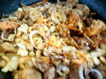 step6: 加入所有先前炒香的材料及醬汁炒勻