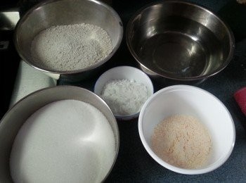 step2: 預備好所有開粉材料:284g馬蹄粉.38g澄麵.600g食用開水.38g吉士粉.450g砂糖/冰糖