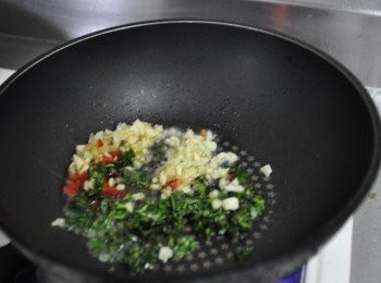 step6: 倒入熱鍋中，將蒜末、辣椒末及9層塔末一起爆香