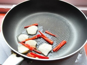 step6: 放入辣椒絲和蒜片爆香