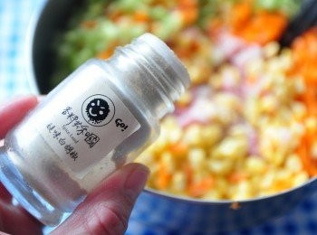 step3: 加入香料共和國-醍味白胡椒、適量鹽巴、香油