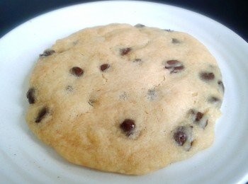 step3: 用微波爐最大火力焗30秒，停一下，再焗20秒，再停一下，再焗10秒。曲奇的中間部分較硬，而周邊較軟身。將曲奇待涼約20分鐘即成！