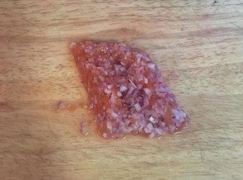 step2: 蕃茄去籽與紅洋蔥一起切碎。