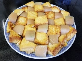 step4: 將豆腐切開丁方4件，再煎成金黃色，五花腩同樣切成丁方，將豆腐同五花腩間開排好