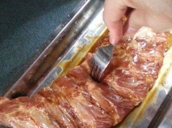 step2: 將醃肉料拌勻後搽滿於豬肋骨上,用义於肉之間插一插待醃料滲入