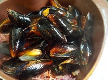 step4: 將青口加入，炒勻後加入1湯匙酒炒勻。