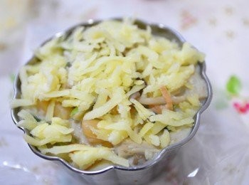 step13: 上層鋪滿乳酪絲放入烤箱，烤至表面金黃即可~