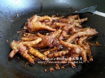 step7: 加入<span class="group_2">調味料</span>拌勻 , 再加入3碗水份量用中火煮滾 , 蓋上蓋轉慢火炆1小時後盛起備用 , 一杯水份量加入1茶匙生粉拌勻