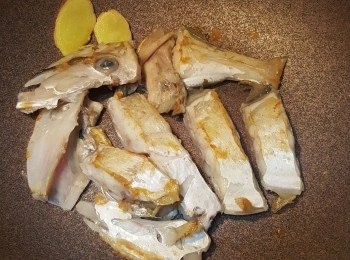 step3: 熱鑊下油加入薑片爆香，加入沙鯭魚煎至金黃備用