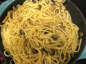 step3: 再加入意粉炒勻，落少許鹽調味