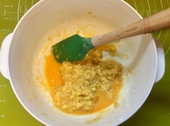 step3: 將雞蛋分三次加入，搞混。