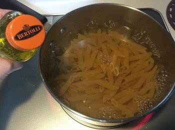 step1: 燒一大鍋水，放入2茶匙海鹽和橄欖油，加入長通粉煮6分鐘，期間要攪拌