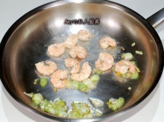 step2: 準備一個平底鍋,加入油熱鍋後將蔥白爆香,再將蝦仁翻炒上色,蝦仁炒熟後起鍋備用