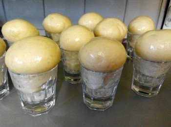 step5: 6、大概60分鐘或者雙倍大後，聯同小杯放入預熱烤箱以180度15分鐘。（烤箱熱情的可以以170度17分鐘）