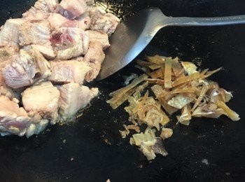 step3: 將排骨爆香，隨後加入乾曬魷魚一起炒香，加入魚露、黑胡椒碎(提味之餘，令餸菜不會太寒涼)、八角