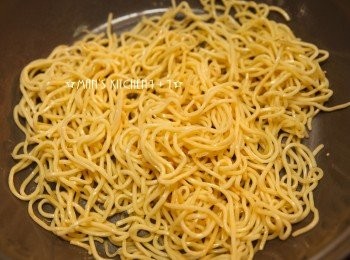 step1: 首先將油麵下鍋乾炒，炒到油麵略微焦黃、聞到麵香後，起鍋備用。