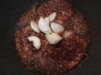 step5: 放入洋蔥，與里肌肉ㄧ起燒煮。