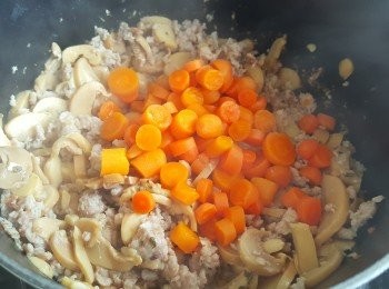 step5: 加紅蘿蔔粒炒勻。