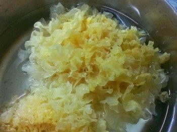 step2: 乾的白木耳泡30分鐘撕成小塊~ 白木耳富含植物性膠原蛋白，更適合現代人食用，有預防光老化、促進肌膚美白、亮麗等效用，堪稱美容養顏聖品。晚上睡前吃一碗白木耳，還能促進血管柔軟，防治血管硬化、高血壓喔!!