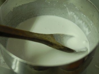 step2: 將300毫升水與澄麵及沾米粉拌勻