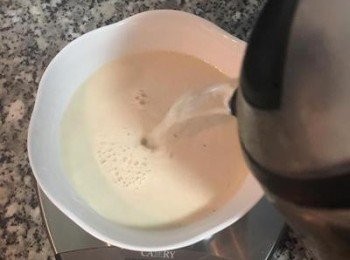 step4: 慢慢沖入滾水，邊倒變攪拌到半透明，如果沒有變透明的話，則可蓋上保鮮膜微波1分鐘。