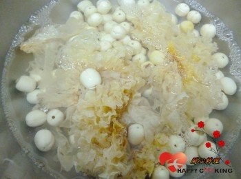 step1: 蓮子泡3小時,銀耳泡開洗淨剪成小塊狀