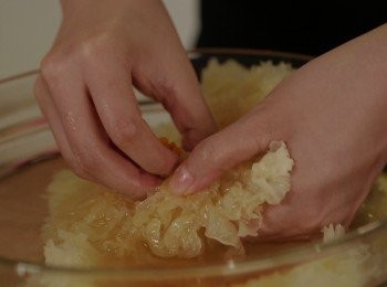 step1: 將紅棗切碎及去核，放入煲滾的熱水，再將雪耳的底部除去及撕碎