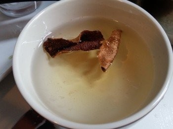 step2: 果皮浸軟身，刮去囊，洗淨備用。