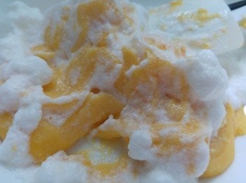 step8: 攞三分一同麵團攪勻。