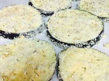 step4: 茄子抹乾後，確保每片兩面都平均沾上麵粉，然後再沾蛋液，最後沾滿麵包糠。