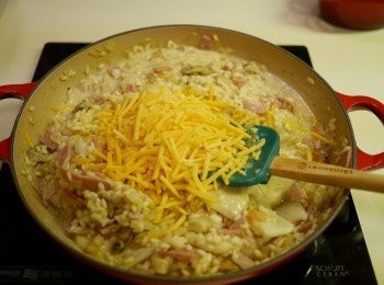 step5: 最後加入芝士碎攪拌直至溶化, 冚蓋用最小火煮5分鐘, 焗8分鐘 (我不愛Al Dente)