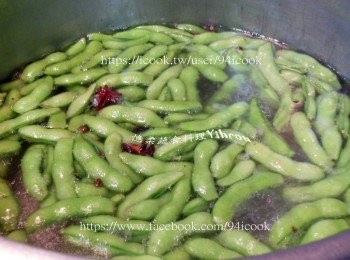 step3: 放入毛豆莢煮至個人喜歡的熟度，我偏好豆子有點口感不喜歡太軟，約煮5分鐘左右，喜歡豆子軟一點的，可以斟酌增加水煮時間。