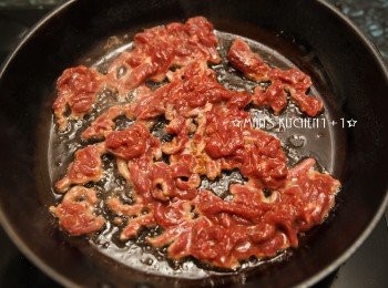 step2: 起油鍋先將牛肉絲下鍋炒製5分熟後起鍋備用。