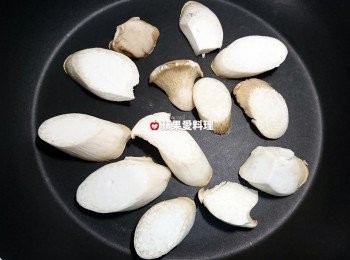 step1: 杏鮑菇切片後，放入平底鍋，開中小火乾煎（不加油）。