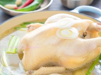 step3: 最後用剪刀把全雞剪成塊，加入杏鮑菇片和蔥段便可。