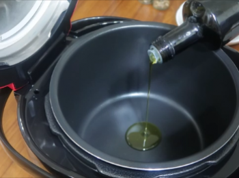 step2: 運用微電腦壓力萬用鍋輔助功能，
除了基本預設功能外，
在鍋蓋未蓋上狀態下，
將旋蓋把手順時鐘方向調整至關蓋鎖圖形，
這時壓力萬用鍋進入待機狀態，按任一功能鍵，
即可加熱直接處理需先拌炒或煸煎的食材。
讓這道感覺準備繁雜的料理能輕鬆方便一鍋搞定