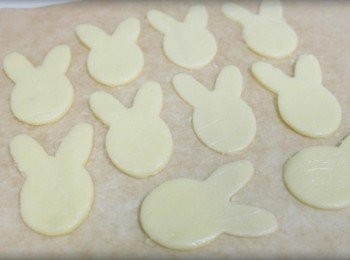 step5: 將麵團桿平後用壓模壓出餅乾形狀~~保持間隔距離!! 放入預熱150度烤箱烤約15-20分鐘至上色即可:)