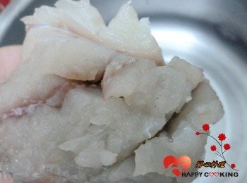 step2: 在魚肉上斜切十字花紋,再切小塊(也可直接切小塊)