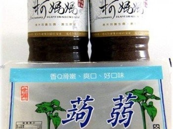 step1: 事先準備黑木耳養生露、蒟蒻塊與黑糖漿等料理<span class="group_1">食材</span>。