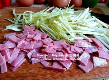 step2: 韭黃切段 , 火腿切細片 , 韭黃沖洗乾淨及瀝乾