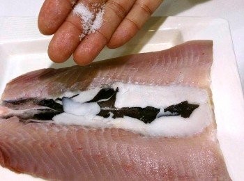 step1: 虱目魚退冰後擦乾，抺鹽靜置15~20分鐘，下鍋煎時比較不會爆油。