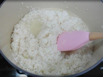 step7: 拌炒白米過程中反覆加入熱高湯以小火炒約15-20分鐘:)