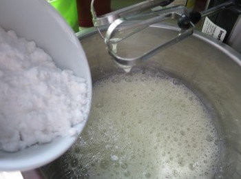 step8: 用電動打蛋器用慢速,先將蛋白打至起泡,先落3份1糖霜入內(糖霜是分3次加入)(盛蛋白的盤及打蛋器不能有水份,否則蛋白不能打得企身)