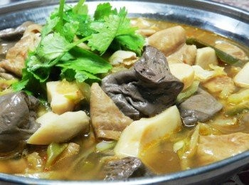 step11: 最後在五更腸旺上放上一點香菜，淋上<span class="group_4">花椒油</span>就完成囉！